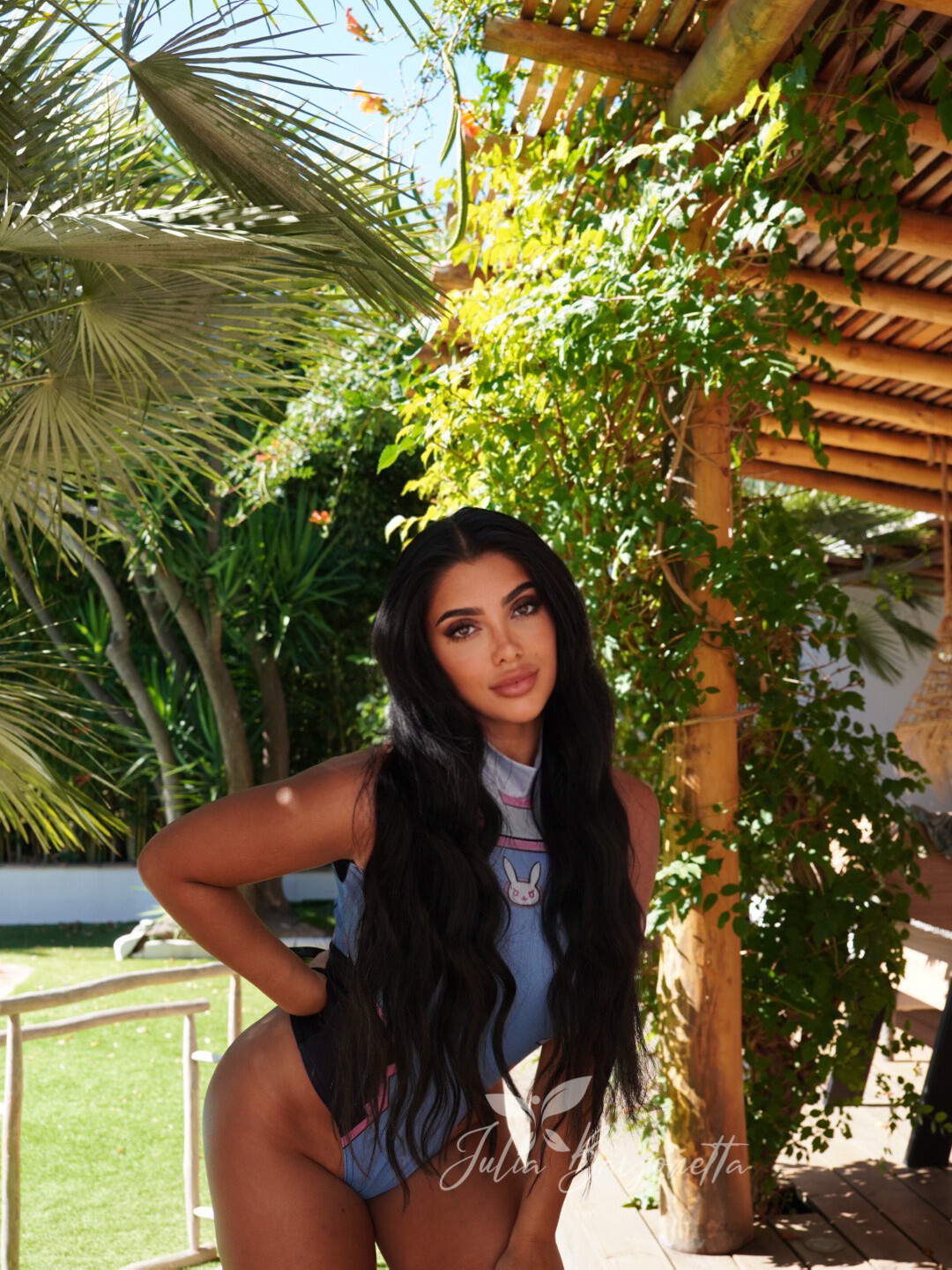 julia bayonetta gameuse femme meuf fille bave bzez boule