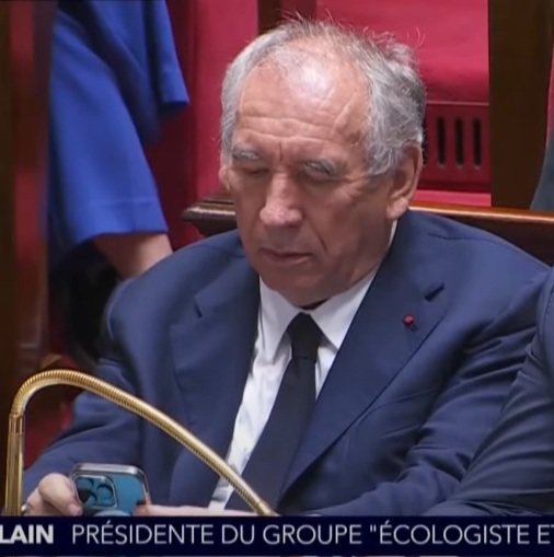 francois bayrou premier ministre iphone telephone tiktok boomer