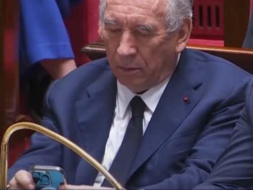 francois bayrou premier ministre telephone iphone assemblee nationale vieux boomer check jvc tiktok pas detoure