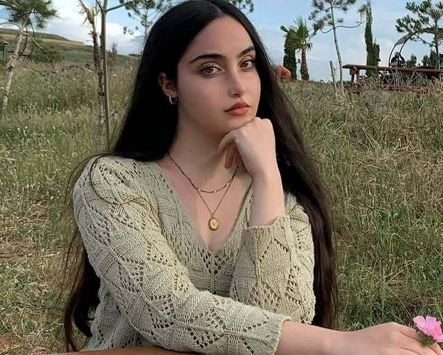 meuf femme fille teen feet russie palestine soral lastetas ass