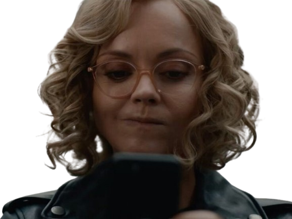 christina ricci misty quigley adulte actrice yellowjackets blonde lunettes folle showtime serie