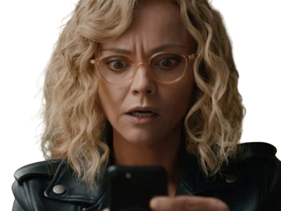 christina ricci misty quigley adulte actrice yellowjackets blonde lunettes folle showtime serie