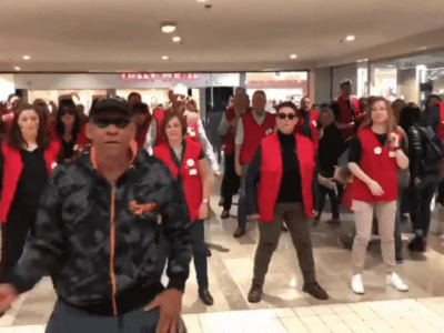 flash mob foule mobilisation eclair auchan french dream magasin employe employes esclave esclaves malaise