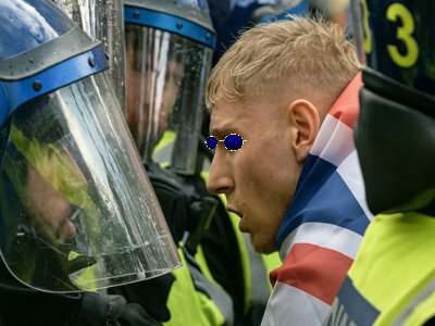 manifestation manifestants royaume-uni anglais drapeau crs police policiers regard yeux face a tete lunettes bleues