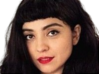 mon laferte norma chanteuse auteure compositrice latine mexicaine chilienne trentaine trentenaire brune femme