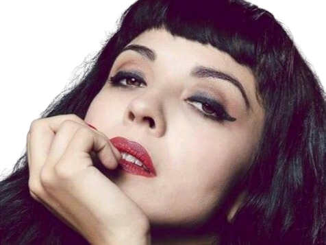 mon laferte norma chanteuse auteure compositrice latine mexicaine chilienne trentaine trentenaire brune femme