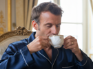 macron-emmanuel-president-lrem-gouvernement-elysee-yrr-dodo-dormir-dors-nuit-sourire-cafe-tasse