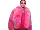 hugo-ekitike-doflamingo-fashion-week-mode-vetements-habits-veste-rose-lunettes-de-soleil