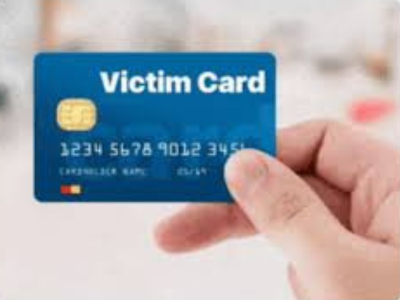 carte de paiement credit bleue victime victimaire victimisation victim card main