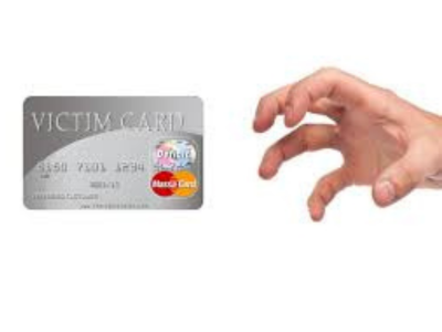 carte de paiement credit bleue victime victimaire victimisation victim card main