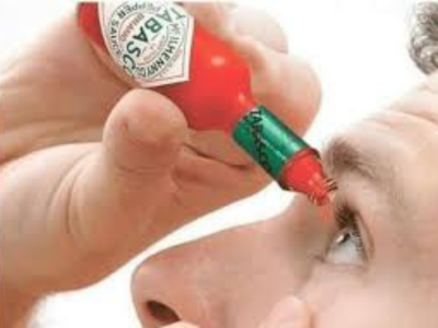 tabasco sauce piquante piment dans les yeux oeil crever main mains douleur arracher