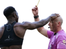 danny-welbeck-arbitre-humilie-main-tete-crane-carton-jaune-rouge