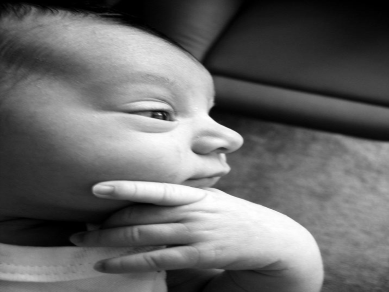 bebe pense le penseur pensif noir et blanc