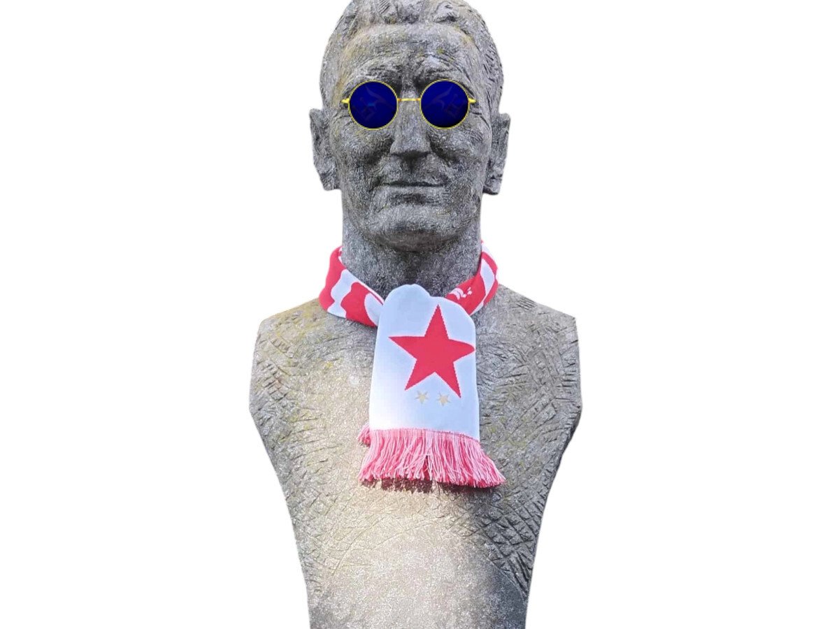 tombe statue josef bican echarpe communiste communisme lunettes bleues