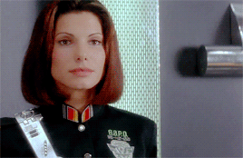 sandra bullock demolition man jolie frange cheveux police uniforme contravention insulte