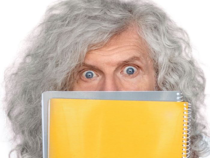 savant scientifique medecin inventeur professeur prof fou blouse homme vieux age sansnom librededroit cheveuxgris yeuxbleus