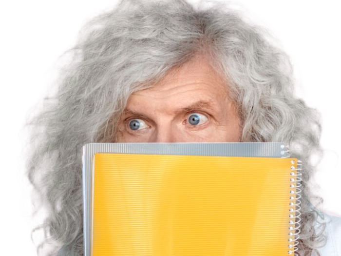 savant scientifique medecin inventeur professeur prof fou blouse homme vieux age sansnom librededroit cheveuxgris yeuxbleus