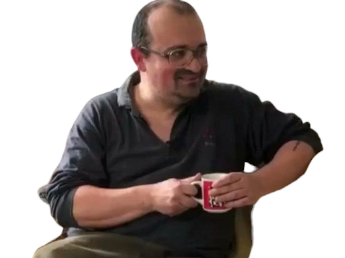 pervers predateur sexuel refugiee ukrainienne regard tasse assis