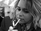 emilia-clarke-dany-noir-et-blanc-fume-cigare-chirac-jacques-actrice-blonde-isobel-petite-britannique