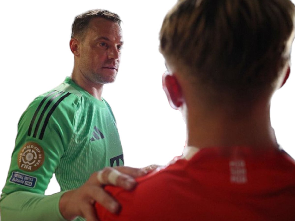 manuel neuer main epaule soutien calme toi tranquille ecoute khey laisse moi faire conseil arrete