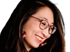 lauren kim minn asiatique droite loreine sourire troll rire maline