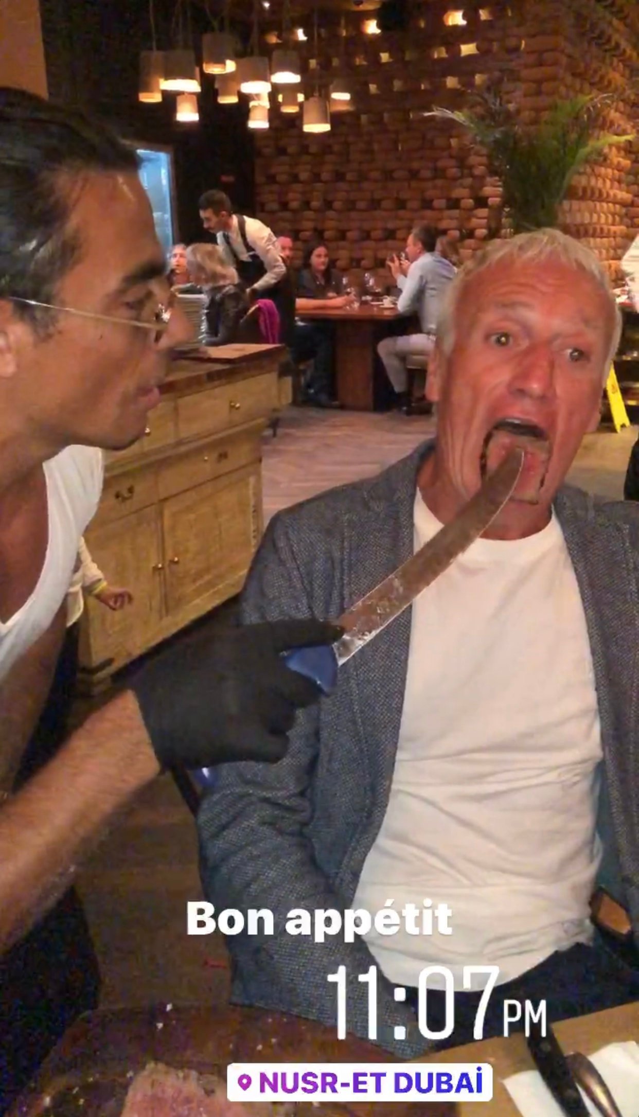 didier deschamps dd selectionneur coach france bon appetit couteau geant restaurant