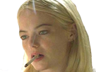 annie-landsberg-maniac-serie-emma-emily-jean-stone-actrice-productrice-americaine-blonde-femme-lunettes-cigarette