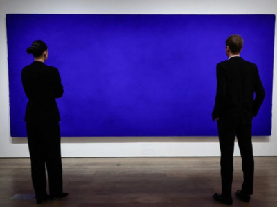 tableau monochrome bleu yves klein oeuvre musee art contemporain