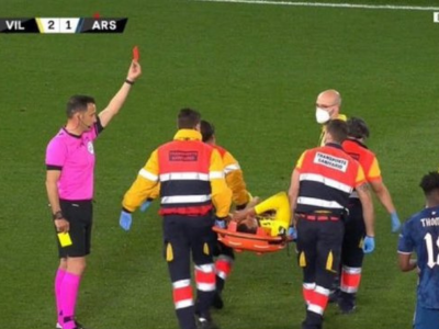 civiere brancard foot football blessure blesse carton rouge arbitre decision stupide debile idiot villarreal arsenal