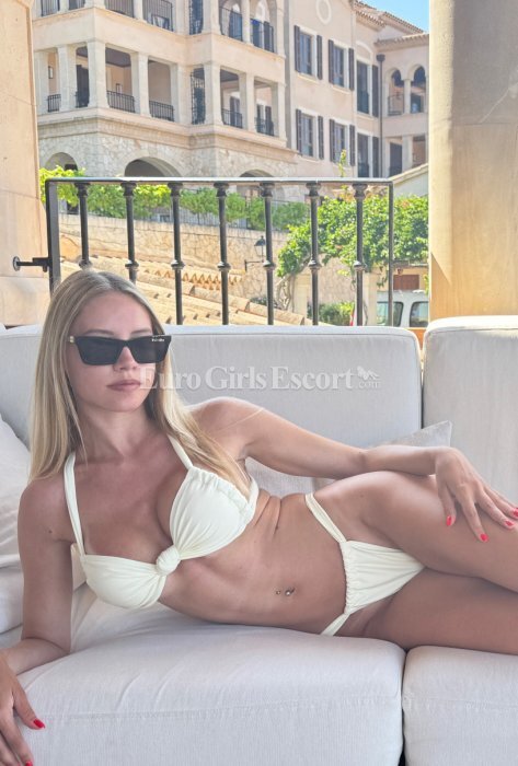 fille sexy girl suede escort blonde cute bikini