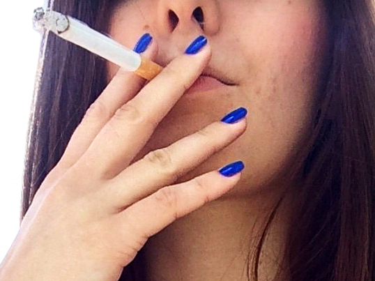 girl fille smoke fume badass cigarette