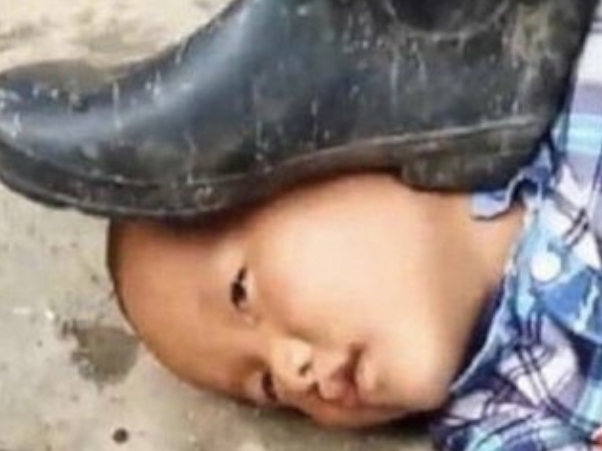 pietine ecrase ecrasee tete botte chaussure media medias realite false flag faux drapeau manipulation manipule