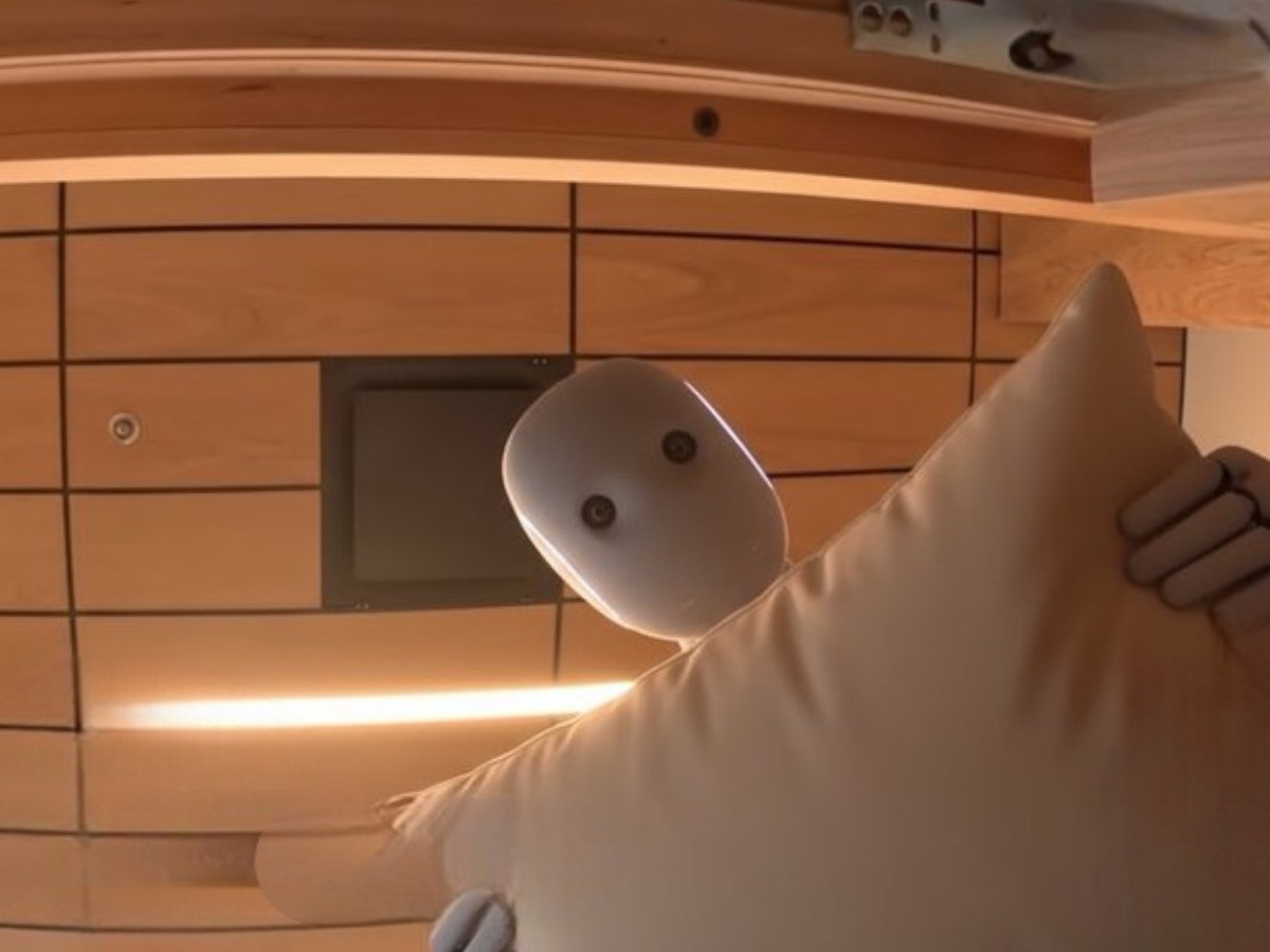 neo robot humanoide domestique autonome regarde regard haut reveil oreiller coussin polochon etouffe bonne nuit