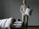 neo-1x-robot-humanoide-domestique-autonome-reveil-oreiller-coussin-polochon-etouffe-bonne-nuit