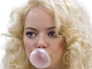 annie landsberg maniac serie emma emily jean stone actrice productrice americaine blonde femme chewing gum