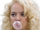 annie-landsberg-maniac-serie-emma-emily-jean-stone-actrice-productrice-americaine-blonde-femme-chewing-gum