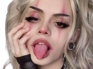 fille-femme-langue-insolente-joker-clown-maquillage-grunge-gothique-emo-dark-blonde-harley-queen-knifos