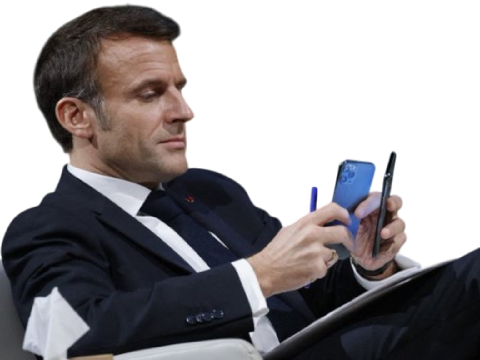 emmanuel macron telephone tel portable assis stylo fauteuil canape siege chill reseaux sociaux regarde regard