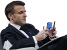 emmanuel-macron-telephone-tel-portable-assis-stylo-fauteuil-canape-siege-chill-reseaux-sociaux-regarde-regard