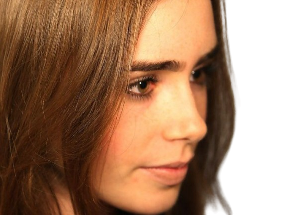 lilly collins actrice anglaise britannique brune femme vingtaine annees 2010 2010s camille pardonne leur lily