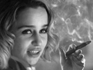 emilia-clarke-dany-noir-et-blanc-fume-cigare-chirac-jacques-actrice-blonde-isobel-petite-britannique