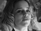 emilia-clarke-dany-noir-et-blanc-fume-cigare-chirac-jacques-actrice-blonde-isobel-petite-britannique