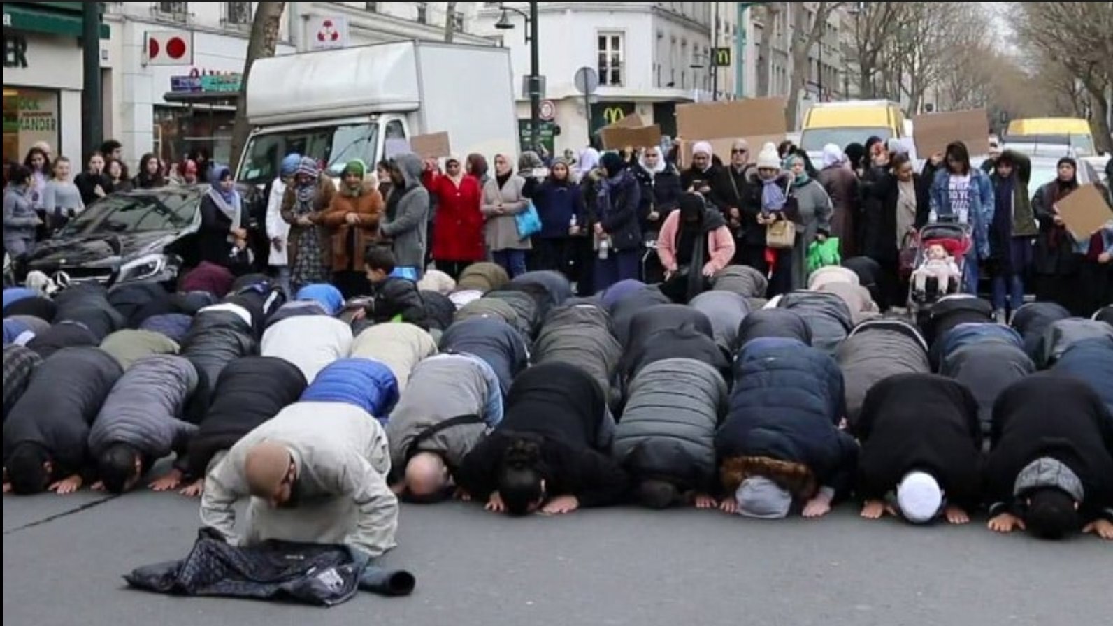 alloc louvre parasite gred sait cotise seine eiffel tlm taf job remplace taxe immigre visa