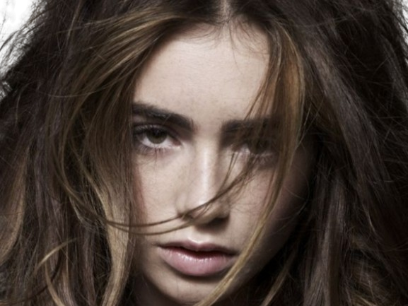 lilly collins actrice anglaise britannique brune femme vingtaine annees 2010 2010s camille pardonne leur lily