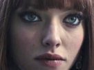 amanda-seyfried-sylvia-weiss-time-out-actrice-rousse-mi-long-cheveux-yeux-bleus-vingtaine-vingtenaire