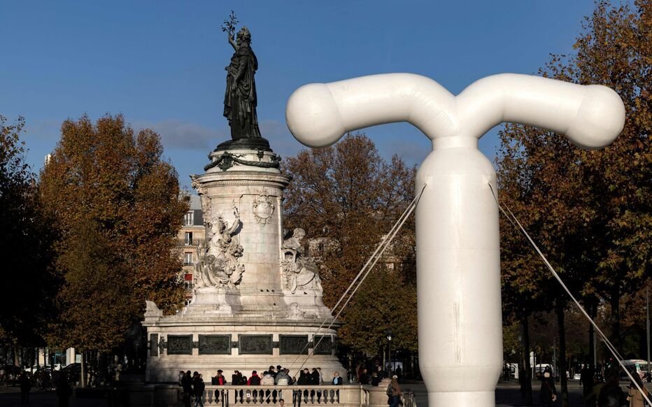 place de la republique paris gauche gaucho art contemporain sterilet sculpture cuck plug