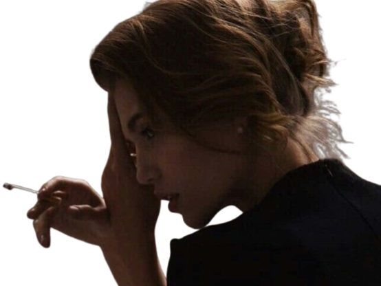 cigarette femme fille meuf melancolie pfff soupir hum distinguee fume tabac fumette reflechit pense knifos