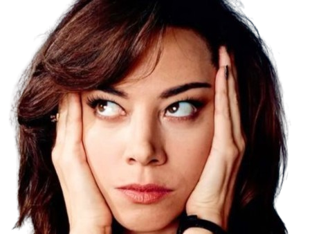 aubrey plaza actrice americaine femme brune trentaine trentenaire peau mat