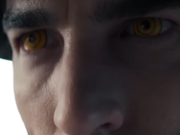 dracule mihawk oeil-de-faucon epeiste one piece live action netflix homme yeux-jaunes cheveux-noirs steven ward sud-africain