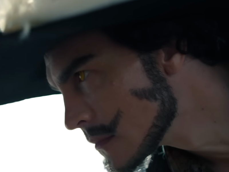 dracule mihawk oeil-de-faucon epeiste one piece live action netflix homme yeux-jaunes cheveux-noirs steven ward sud-africain